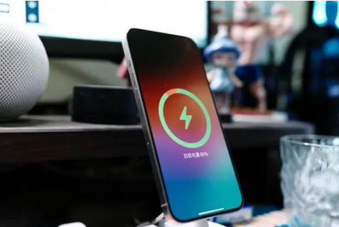 拜城苹果15换屏服务分享用什么充电器给iPhone15充电更好 